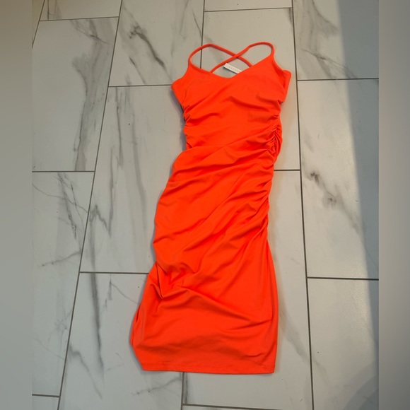 V front cross back gathered dress - size large - Picture 4 of 9